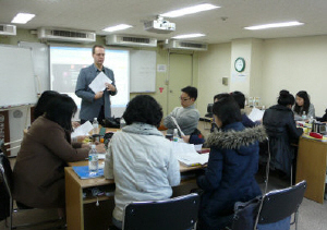 ▲ 대구한의대의 신입생을 상대로 한 영어회화 수업 장면.
