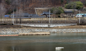 ▲ 임청각은 석주 이상룡 선생의 본가이다. 일제가 놓은 철로가 아직도 임청각의 마당을 가로지르고 있다.