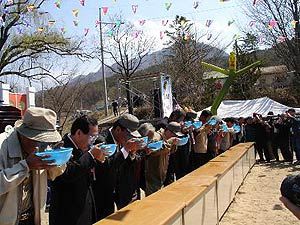 ▲ 가야산 거자수 축제에 참가한 관광객들이 거자수를 시음하고 있다. 사진은 지난해 행사. 성주군 제공