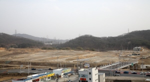 ▲ 칠곡 왜관읍 왜관8리 일대에 조성 중인 왜관지구 토지구획정리사업이 공정 80%를 보이며 막바지 작업이 한창이다. 칠곡군 제공
