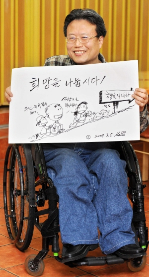 ▲ 중증 장애인인 시사만화가 마태식씨는 장애인의 보행권 확보 운동을 펼치고 있다. 정운철기자 woon@msnet.co.kr