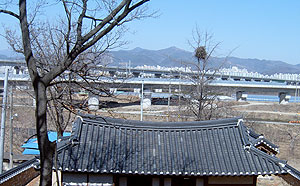 ▲ 고산서당 전경. 멀리 뾰족하게 솟은 봉우리가 조산인 팔공산 초례봉이다. 이런 산형을 문필봉이라 한다. 이런 산세가 보이는 명당에선 학자가 난다고 본다.