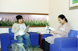 ▲ 경북도청에서 근무하는 임산부 공무원들이 여직원 휴게실에서 휴식을 취하고 있다. 경북도 제공