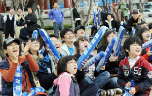 ▲ WBC 4강전 대한민국 대 베네수엘라 경기가 열린 22일 많은 시민들이 대구 국채보상운동기념공원의 대형스크린을 통해 경기를 지켜보며 길거리 응원전을 펼치고 있다. 성일권기자 sungig@msnet.co.kr