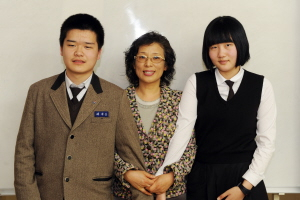 ▲ 대구 황금중 손경제(가운데) 교사와 예재승·박신희 학생.