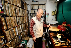 ▲ 해방 후인 1946년 향촌동에 문을 연 뒤 60년 넘게 운영해오고 있는 음악감상실 녹향의 이창수 대표가 25일 LP판으로 음악을 틀고 있다.