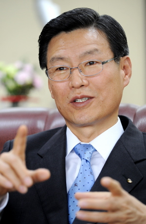 ▲ 하춘수 대구은행장이 26일 오전 취임식을 갖고 제10대 대구은행장으로서의 업무를 공식 시작했다. 그는 