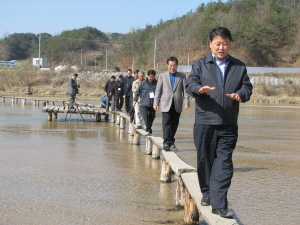 ▲ 국회환경노동위원회 소속 한나라당 의원과 각계 전문가들이 27일부터 29일까지 낙동강 발원지에서부터 낙동강 하구둑 506km를 직접 둘러보는 \