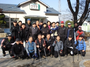 ▲ 성주 대구 군위 구미 등 칠곡군 경계지 147㎞ 구간 대장정에 나선 칠곡군 경계지 개척 산행단. 칠곡 경계지 개척 산행단 제공