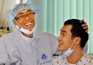 ▲ 간경화 말기인 아버지 김만주(51·왼쪽)씨가 둘째 아들 김승환(25·육군 하사)씨에게서 간이식 수술을 받은 뒤 31일 오전 대구가톨릭대학병원 무균실에서 환하게 웃고 있다. 김태형기자 thkim21@msnet.co.kr