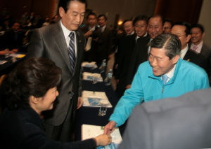 ▲ 4·29 경주 재선거에서 한나라당 후보로 확정된 정종복 전 의원이 서상기 대구시당 위원장이 지켜보는 가운데 박근혜 전 한나라당 대표와 악수를 나누고 있다. 제공=한나라당 경북도당