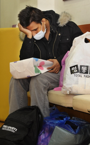 ▲ 심각한 결핵과 폐렴 증세를 보이는 파키스탄인 캄란씨가 지난 30일 적십자병원에서 입원 허락이 나지 않자 힘들어하고 있다. 병원 측의 양해로 당분간 입원하기로 했지만 병세가 얼마나 호전될지는 미지수다. 김태형기자 thkim@msnet.co.kr