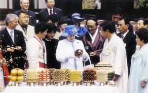 ▲ 엘리자베스 2세 영국여왕이 1999년 안동을 방문해 전통음식으로 생일상을 받고 있다.