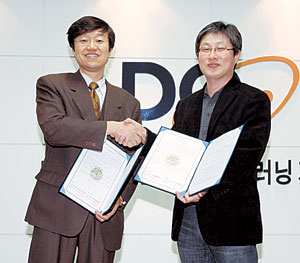 ▲정재학(왼쪽) 대경태양전지센터장과 성광수 e러닝지원센터장이 1일 영남대에서 상호교류협정을 맺었다.