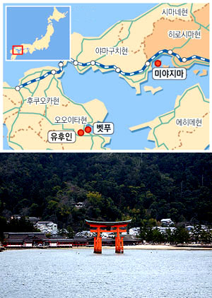 ▲ 미야지마로 향하는 페리호에서 본 오오토리이와 이츠쿠시마 진자. 미야지마의 상징으로 일본인들의 사랑을 받고 있다.