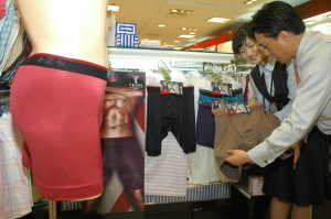 ▲ 기능성 속옷이 인기다. 남자들까지 많이 입는다. 하지만 잘 알고 사야 후회가 없다. 사진은 최근 인기를 끌고 있는 남성용 기능성 속옷.