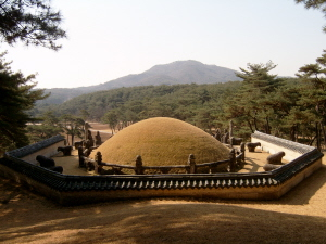 ▲ 영릉 전경. 앞쪽 높은 산이 주산인 동시에 조산이 되는 북성산이다. 영릉은 이 북성산의 지맥이 한바퀴 돌아 결혈한 회룡고조혈이다.