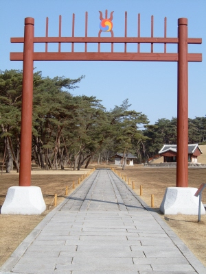 ▲ 홍살문과 참도(參道). 왕릉의 참도는 선왕(先王)이 다니던 신도(神道)와 살아있는 임금이 다니던 어도(御道) 등 2도(二道)로 이루어진다. 이곳 영릉의 참도는 3도(三道)로 이것은 황릉에 맞는 격식이 된다. 이는 1970년대 성역화사업 때 잘못 복원된 것이다.