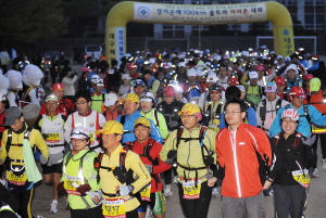 ▲ 2011년 천주교 대구대교구 설정 100주년 기념 성지 순례 100km 울트라 마라톤대회가 4일밤 열려 300여명의 참가자들이 대구시 중구 남산동 대신학원 운동장을 출발하고 있다. 이채근기자 mincho@msnet.co.kr