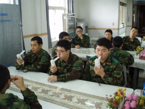 ▲ 칠곡군 보건소 금연 상담사들이 지역부대 장병과 병원에서 금연 홍보를 하고 있다. 칠곡군 보건소 제공