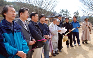 ▲ 도산구곡 문화연대 회원 10여명이 지난 3일 조선시대 퇴계선생이 유학의 장을 새롭게 연 장소인 도산구곡을 답사하고 있다. 엄재진기자