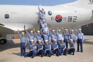 ▲ 해군 6항공전단에서 시행 중인 전역병 대상 항공기 탑승 체험에 참가 중인 수병들이 P-3C 체험을 마치고 기념촬영을 하고 있다. 6전단 제공
