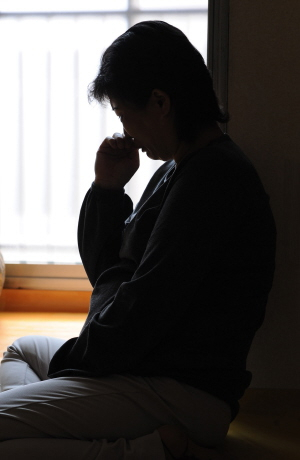 ▲ 수년간의 고생 끝에 포항에 정착한 새터민 송옥분씨가 임신 9개월의 몸으로 남편의 병세를 전하며 눈물을 흘리고 있다. 김태형기자 thkim21@msnet.co.kr
