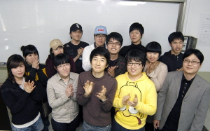 ▲ 올해 일본 기업에 취업한 영진전문대 전자정보통신계열 학생들이 모여 기쁜 표정을 짓고 있다. 영진전문대 제공