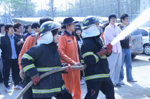 ▲ 대구보건대학 소방안전관리과 학생들이 대구서부소방서에서 소방현장체험학습을 하고 있다.