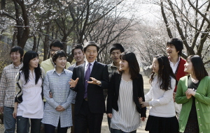▲ 학생들과 러브로드를 걷고 있는 이효수 총장.