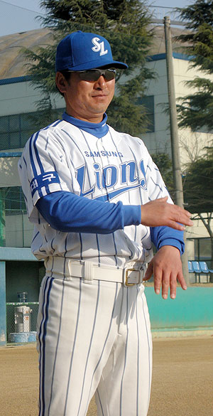 ▲ 2009년 WBC 한국팀 주루코치이자 대구 삼성라이온즈의 주루코치인 류중일 코치가 연속동작으로 사인을 내고 있다. 어떤 동작을 키(Key)로 정하느냐에 따라 사인이 결정된다.