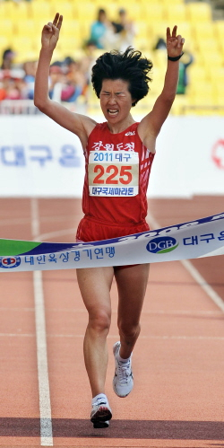 ▲ 12일 오전 대구 스타디움과 시내 일원에서 열린 2009대구 국제마라톤대회에서 한국의 윤선숙이 2시간32분04초의 기록으로 여자부 국내 1위로 골인하고 있다. 김태형기자 thkim21@msnet.co.kr