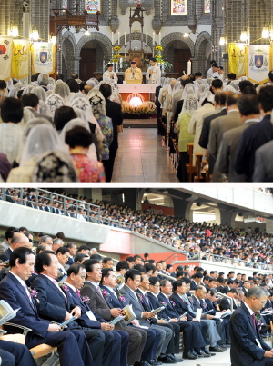 ▲ 부활절인 12일 오전 대구 계산성당에서 조환길 보좌주교 집전으로 천주교 신자들이 부활절 미사를 올리고(위), 대구스타디움에서는 개신교 신도들이 연합예배를 올리며 부활의 의미를 되새기고 있다. 성일권기자 sungig@msnet.co.kr