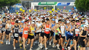 ▲ 2009대구국제마라톤대회가 12일 오전 국내외 선수 1만2천500여명이 참가한 가운데 대구스타디움과 시내 일원에서 열려 풀코스 마스터스 부문 선수들이 힘차게 출발하고 있다. 김태형기자 thkim21@msnet.co.kr