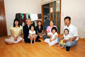 ▲ 이정백 상주시장이 지난해 여섯 번째 자녀를 출산한 가정을 방문해 축하하고 있다. 상주시 제공