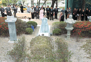 ▲13일 대구경북한일문화교류회 회원 등 100여명이 참석한 가운데 수성못을 축조한 일본인 미즈자키 린타로의 추도식이 열렸다. 수성구청 제공