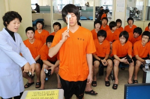▲ 불황이 계속되면서 병무청에는 조기에 군 입대를 하려는 복무 예정자들이 대거 몰리고 있다. 사진은 지난 2월 대구경북지방병무청 징병검사장에서 시력측정 테스트를 받고 있는 입대 예정자. 정운철기자 woon@msnet.co.kr