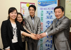 ▲ 노동부와 대구시, 대구경총이 공동 운영하는 노사공동 재취업센터에서 컨설턴트로 일하는 이정화·이수경·박근형 전문위원과 대구경총 정덕화 노사대책팀 실장(왼쪽부터)이 실직자들의 든든한 동반자가 되겠다고 다짐하고 있다. 정운철기자 woon@msnet.co.kr