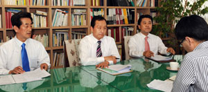 경북도교육감 선거에 출마한 이영우, 김철, 유진선 후보(왼쪽부터)가 13일 매일신문사 회의실에서 정책토론회를 가졌다. 김태형기자 thkim21@msnet.co.kr