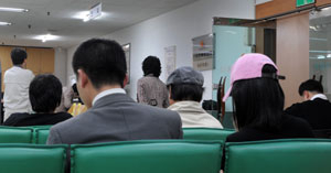 개인 프리워크아웃 제도가 도입되자 15일 오후 대구 중구 북성로 신용회복위원회 사무실에 방문객들이 줄을 잇고 있다. 김태형기자 thkim21@msnet.co.kr