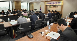 ▲ 국가균형발전위원회와 대구경북연구원이 마련한 광역경제권 활성화 전략 토론회에서 대경권이 마련한 계획안이 모범적이란 평가가 나왔다. 정운철기자 woon@msnet.co.kr