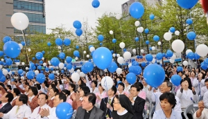 ▲ 16일 오후 국채보상운동기념공원 광장에서 보건의료계, 학계 및 시민 1천여명이 풍선을 날리며 의료도시 실현을 위한 
