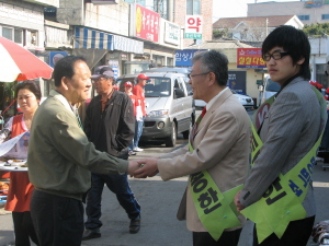 ▲ 민주당 채종한 후보가 경주 시내 곳곳을 돌며 유권자들의 지지를 호소하고 있다. 이채근기자