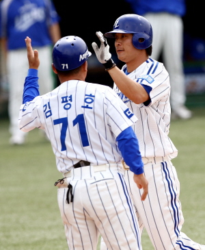 ▲ 19일 대구시민야구장에서 열린 프로야구 경기에서 삼성 라이온즈의 신명철이 1회말 무사 1루 때 두산 베어스 선발 투수 김선우로부터 시즌 1회 역전 투런 홈런을 친 뒤 홈을 밟으며 김평호 코치의 환영을 받고 있다. 삼성 라이온즈 제공