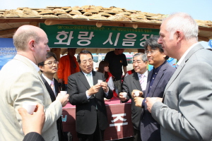 ▲ 경주 술과 떡잔치에 참여한 요한 모멘 의장 등 세계축제협회 관계자들.