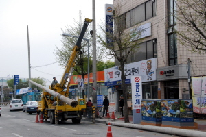 ▲ 안동시와 한국전력 경북지사가 안동시내에서 전선 지중화사업을 하고 있다. 엄재진기자
