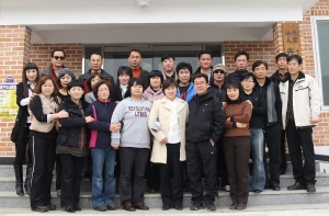 ▲ 매주 고향을 찾아 고향어르신 섬기기 봉사활동을 하고 있는 상주 은척중학교 아산분교 졸업생들. 이홍섭기자