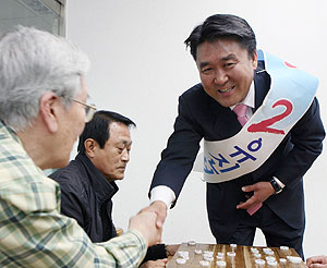 ▲ 유진선 후보가 20일 구미노인복지회관을 방문, 어르신들의 손을 잡으며 지지를 호소하고 있다.