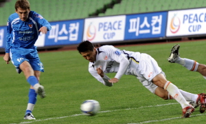 ▲ 22일 대구스타디움에서 열린 프로축구 피스컵대회 A조 경기에서 대구FC의 포포비치(왼쪽)가 강슛을 날리자 성남 일화의 이호가 몸을 날리며 수비하고 있다. 성일권기자 sungig@msnet.co.kr