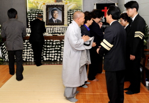▲ 22일 영남대병원에 마련된 이의근 전 경북도지사의 빈소에 스님을 비롯한 많은 조문객이 찾아 유족들을 위로했다. 이채근기자 mincho@msnet.co.kr